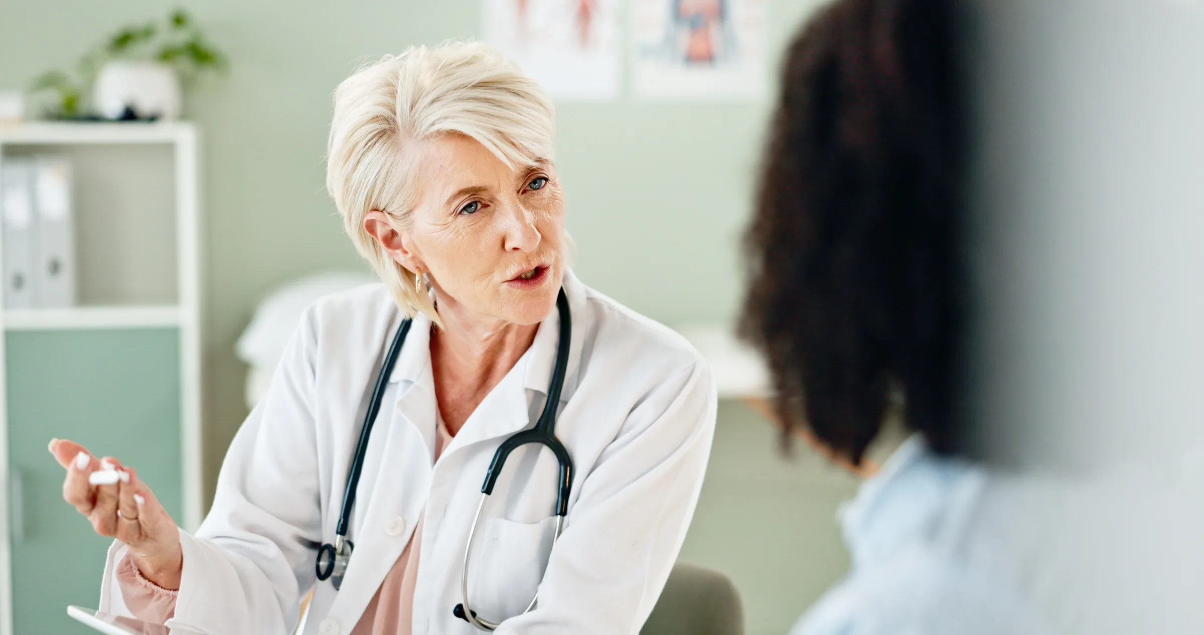 Ärztin im Beratungsgespräch mit einer Patientin